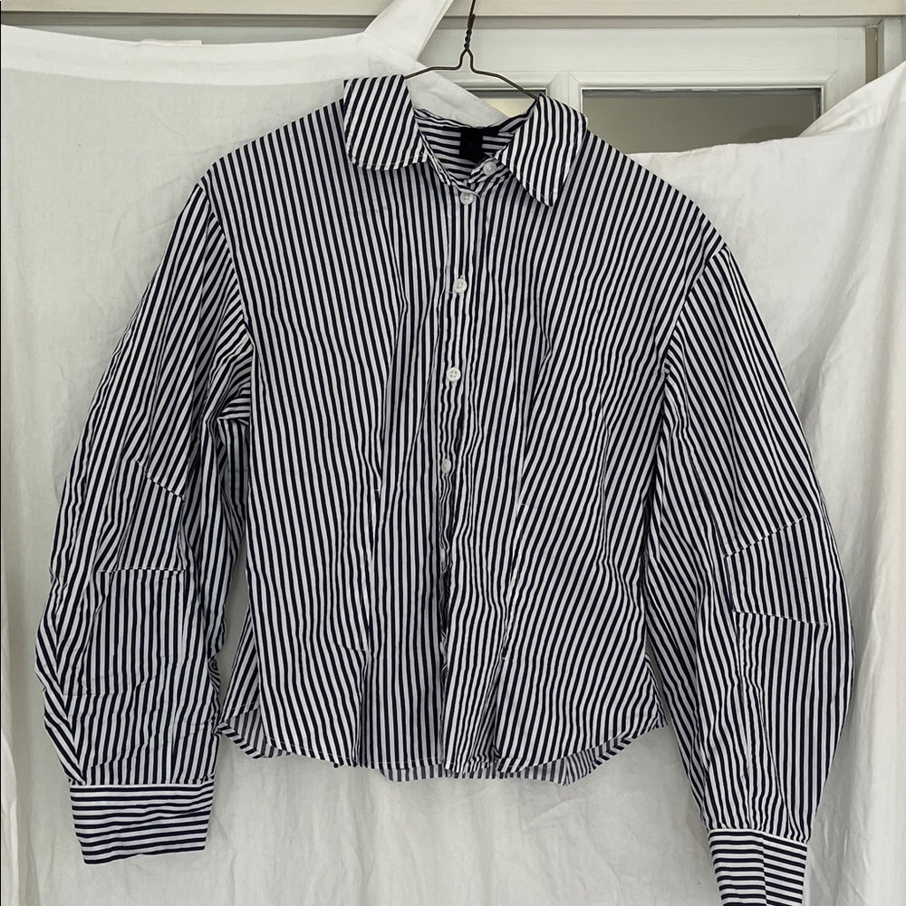 Classic women’s fitted button up dress shirt